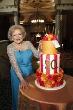 Betty White's 90th Birthday: A Tribute to America's Golden Girl: 400x600 / 57 Кб