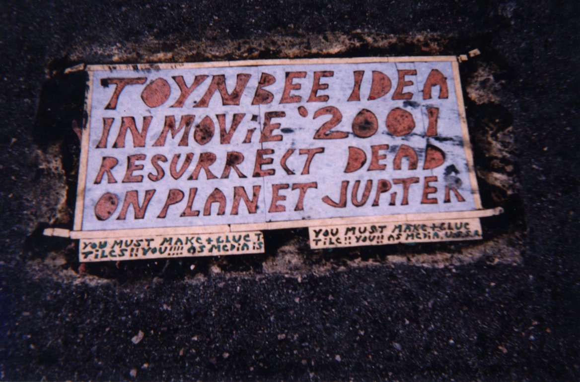 Фото - Resurrect Dead: The Mystery of the Toynbee Tiles: 1168x771 / 169 Кб