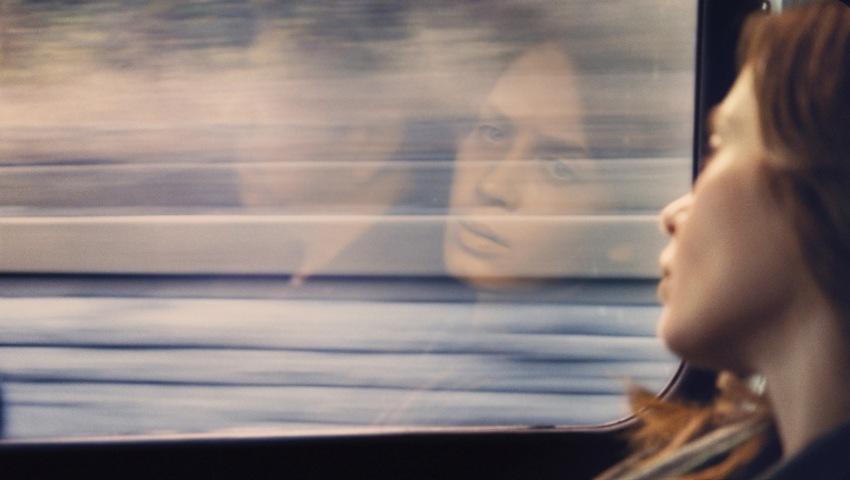 Фото - Девушка в поезде: 850x480 / 72.15 Кб