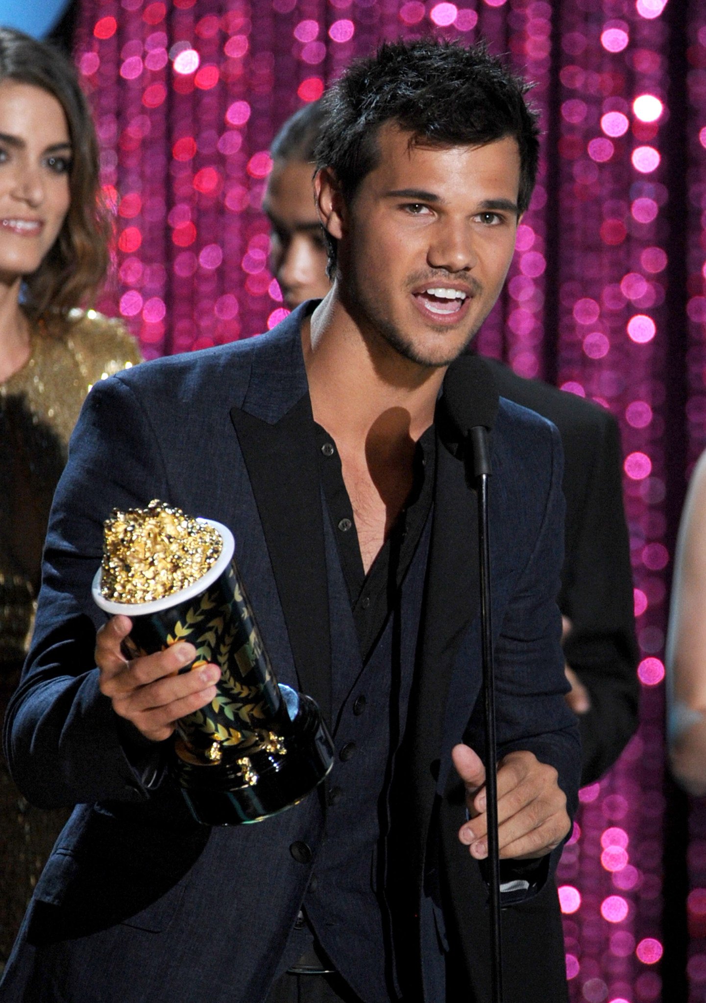 Фото - 2012 MTV Movie Awards: 1441x2048 / 490 Кб
