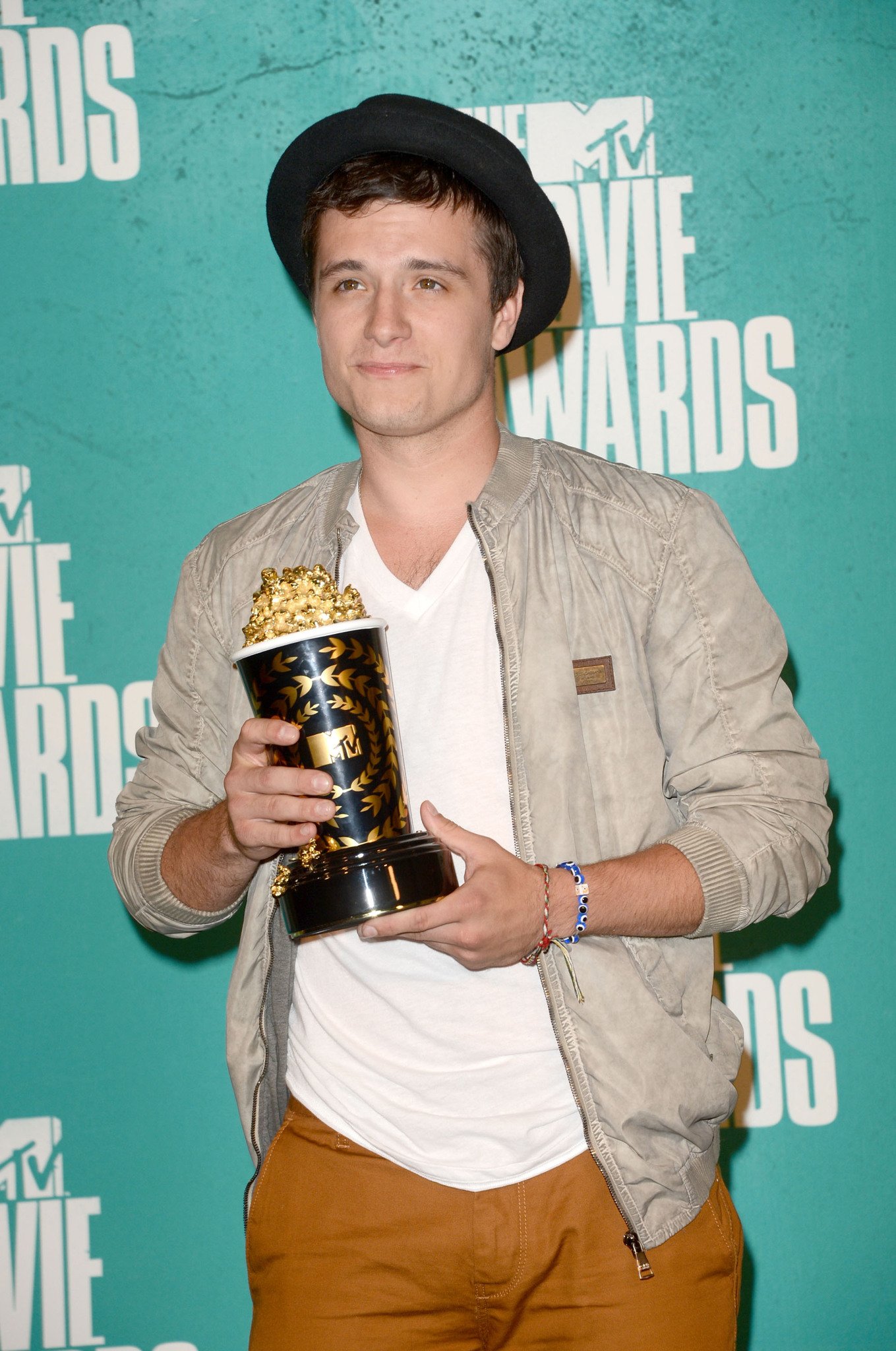 Фото - 2012 MTV Movie Awards: 1359x2048 / 429 Кб